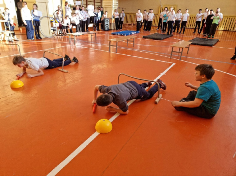 Спортивная игра: "А ну-ка, парни!".