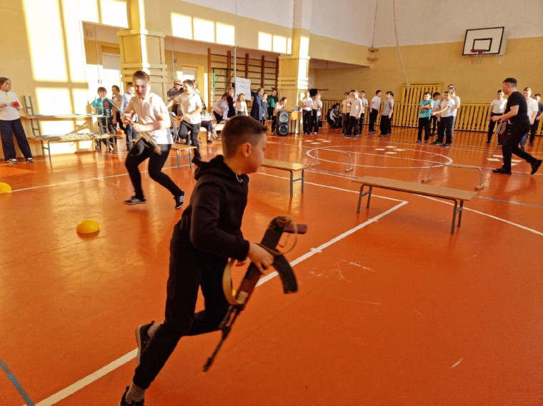 Спортивная игра: "А ну-ка, парни!".
