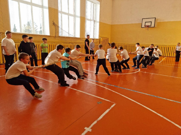 Спортивная игра: "А ну-ка, парни!".